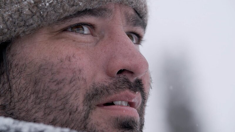 Michael Manzo hält Ausschau nach Anzeichen von Karibus. (National Geographic/​John Griber) – Bild: Copyright © The National Geographic Channel.