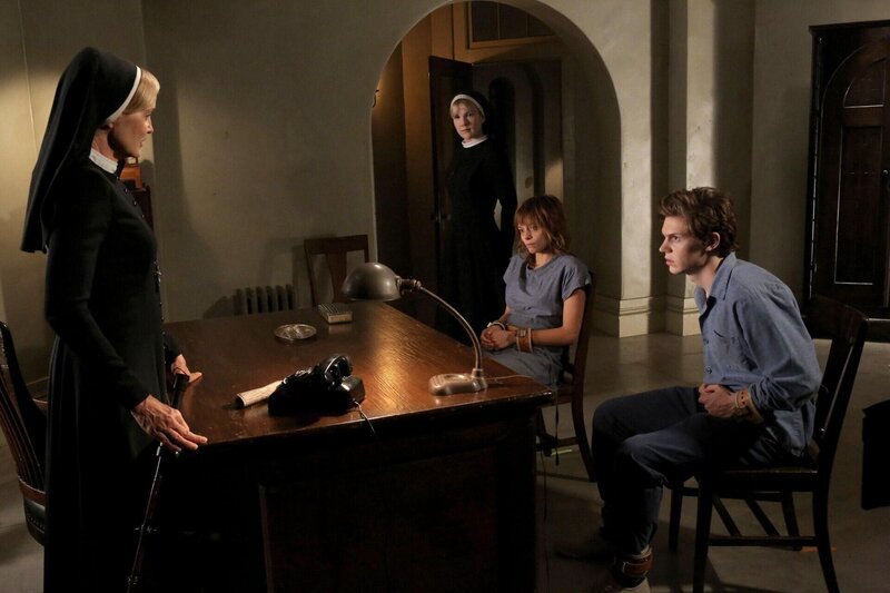 Welche Bestrafung steht Grace (Lizzie Brocheré, 2.v.r.) und Kit (Evan Peters, 2.v.r.) bevor? Schwester Mary Eunice McKee (Lily Rabe, 2.v.l.) denkt an Schläge, doch Schwester Jude Martin (Jessica Lange, l.) hat eine ganz andere Idee … – Bild: ProSieben Fun