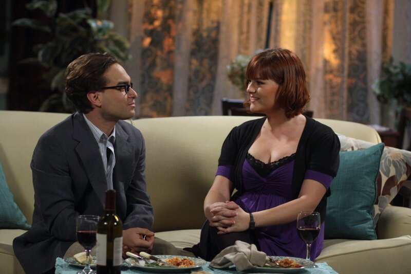 Nachdem Howard das Marsgefährt in einen Graben gesetzt hat, soll Leonard (Johnny Galecki, l.) seine neue „Freundin“ Stephanie (Sara Rue, r.) nach Hause bringen – mit Folgen … – Bild: Warner Bros. Television Nachdem Howard das Marsgefährt in einen Graben gesetzt hat, soll Leonard (Johnny Galecki, l.) seine neue „Freundin“ Stephanie (Sara Rue, r.) nach Hause bringen – mit Folgen … – Bild: Warner Bros. Television