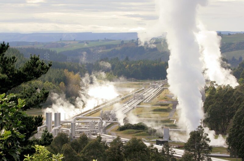 Neuseeland nutzt Erdwärme, die durch vulkanische Aktivität entsteht, landesweit im großen Stil und setzt dabei moderne Technik ein. – Bild: Picasa