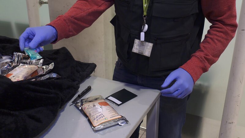 Hektik am Grenzposten von Melilla: Mehrere Männer haben es geschafft, im Schutz der Dunkelheit über den Stacheldrahtzaun zu klettern! Die Beamten der Guardia Civil nehmen sofort die Verfolgung auf, denn bei illegalen Grenzübertritten verstehen sie überhaupt keinen Spaß. Dank dem schnellen Zugriff gelingt es den Zöllnern wenig später die Männer zu stellen. Am Flughafen Madrid-Barajas holen die Zollbeamten unterdessen einen Passagier aus dem Flugzeug, der in seinem Koffer über 55.000 Euro nach China schmuggeln wollte. Der Verdacht: Geldwäsche! – Bild: Discovery Communications. /​ CINE NATURALEZA Y TELEVISION S.L /​ Discovery Communications.