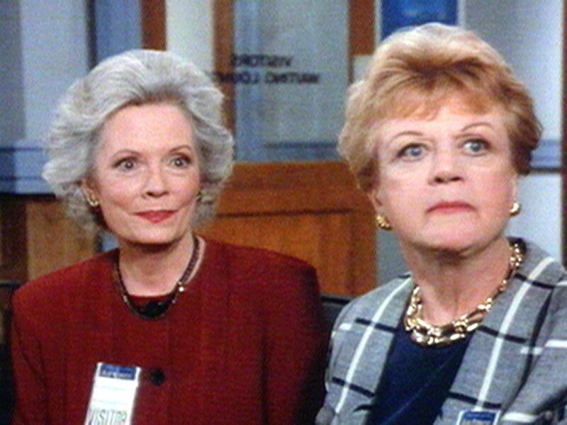 Jessica (Angela Lansbury, r.) trifft ihre Bekannte Bonnie (Jane Greer) wieder, doch die Umstände sind alles andere als angenehm. – Bild: Warner TV Serie