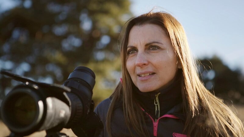 Wildtierökologin Francesca Cagnacci aus Italien ist Teil einer internationalen Forschungsgruppe, die Bewegungsdaten von Wildtieren in der Pandemie auswertet. In ihrer Heimat erforscht sie über GPS-Daten und Fotofallen das Leben von Rehen und Hirschen. – Bild: MDR/​inonemedia/​Matthias Jim Günther