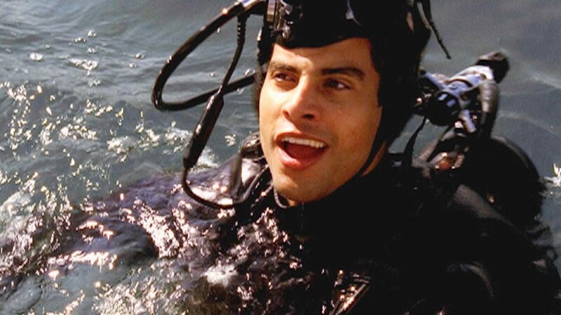 Eric (Adam Rodriguez) hat an der Stelle, an der der Tote aus dem Atlantik kam, ein Messer gefunden. – Bild: TVNOW /​ CBS