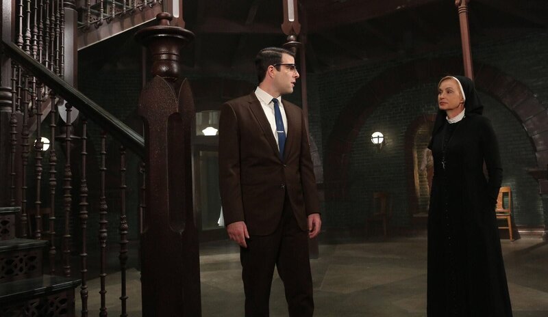Ahnt Schwester Jude Martin (Jessica Lange, l.) etwas von Dr. Oliver Thredsons (Zachary Quinto, l.) Plänen, Lana Winters aus der Anstalt zu befreien? – Bild: Twentieth Century Fox Film Corporation