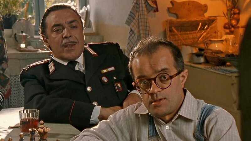 Maresciallo Cecchini (Nino Frassica, l.) schaut sich das Video an, das Pippo (Francesco Scali) gefilmt hat. – Bild: Bibel TV