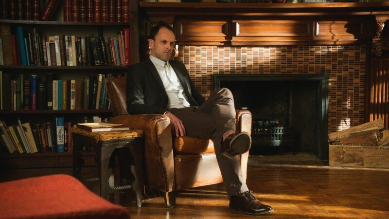 Sherlock Holmes (Jonny Lee Miller) – Bild: 2018 CBS Broadcasting, Inc. All Rights Reserved. Lizenzbild frei