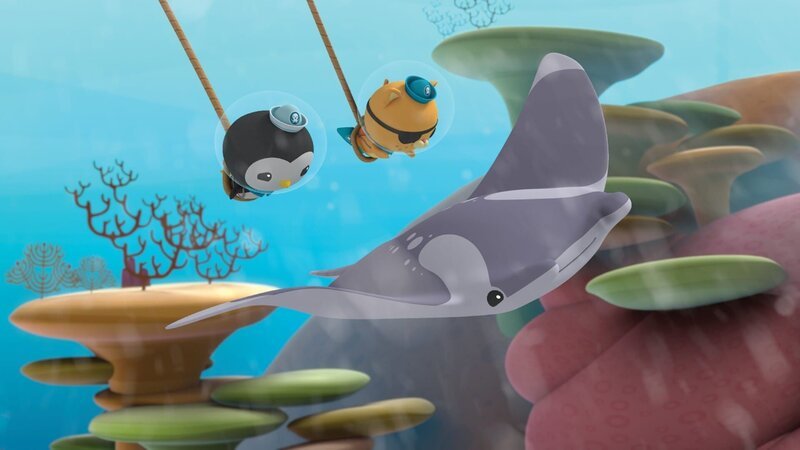 Peso (li.) und Kwasi machen sich gemeinsam mit Muriel, der Mantarochen-Dame, auf die Suche nach der verborgenen Lagune: dort es vor leckerem Krill nur so wimmeln. – Bild: SUPER RTL