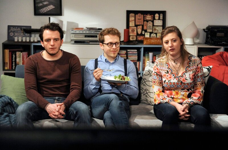 Sarah sinnt auf eine Retourkutsche, als Brandl sein Essen alleine verzehrt und sie und Florian leiden läßt. Von links: Florian Brunner (Tommy Schwimmer), Pfarrer Simon Brandl (F. Schmidt-Modrow) und Sarah Brandl (Sophie Reiml). – Bild: BR/​Marco Orlando Pichler