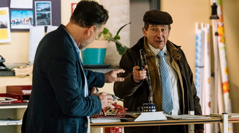 Manfred Prohaska (Thorsten Merten, re.) richtet seine Pistole auf „Schülerversteher“ Holger Arndt (Thomas Loibl, li.). – Bild: ARD Degeto/BantryBay Productions GmbH/Deutsche Columbia Pictures Filmproduktion GmbH/Martin Rottenkolber Manfred Prohaska (Thorsten Merten, re.) richtet seine Pistole auf „Schülerversteher“ Holger Arndt (Thomas Loibl, li.). – Bild: ARD Degeto/BantryBay Productions GmbH/Deutsche Columbia Pictures Filmproduktion GmbH/Martin Rottenkolber
