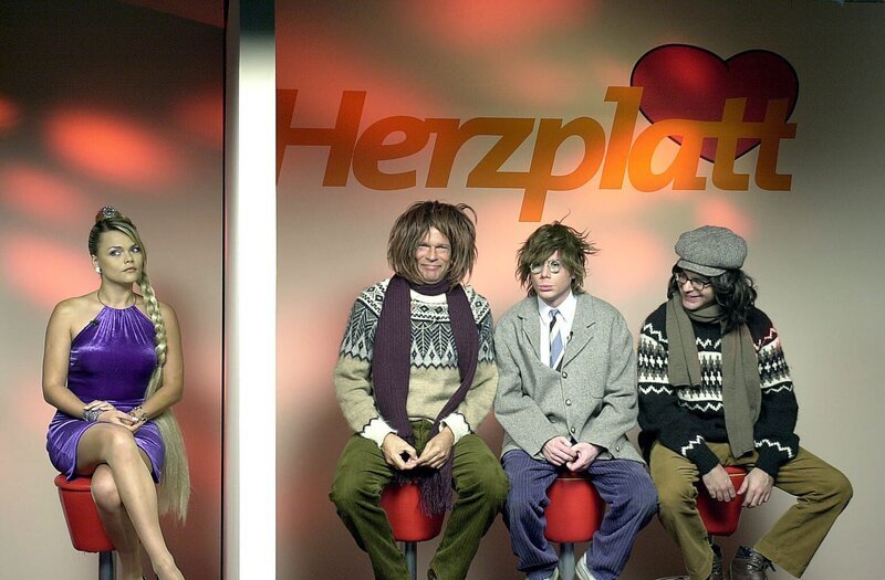 Herzblatt: Diana Herold (l.), Michael "Bully" Herbig (2.v.r.), Rick Kavanian (r.) und Christian Tramitz (2.v.l.) machen vor nichts Halt, nehmen alles und alle gnadenlos auf die Schippe. – Bild: ProSieben Eigenproduktionsbild frei