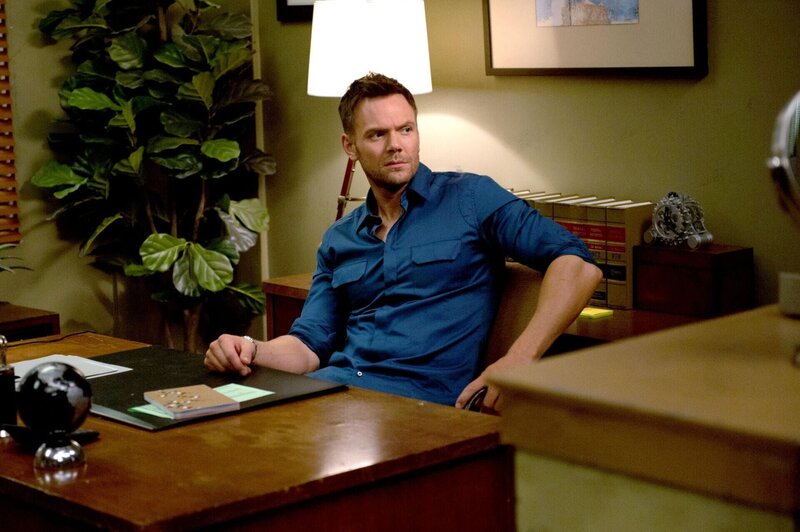 Als am Greendale College eine Social-Network-App beliebt wird, ist Jeff (Joel McHale) von dem Bewertungssystem und seinem Raning-Platz gar nicht begeistert … – Bild: 2015 Sony Pictures Television Inc. and Open 4 Business Productions LLC. All Rights Reserved. /​ Colleen Hayes Lizenzbild frei