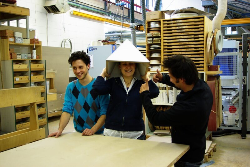 GRIPS Mathe – Praxisbezug zur Berufswelt: Dreharbeiten in einer Möbelschreinerei zum Thema „Geometrische Körper“. Das Volumen von Pyramiden versteht man am besten, wenn man sie selbst baut. – Bild: BR/​Thomas Neuschwander