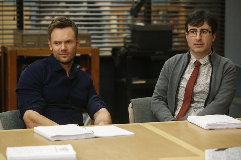Um Britta endlich rumkriegen zu können, bittet Professor Duncan (John Oliver, r.) Jeff (Joel McHale, l.) um Hilfe … – Bild: 2015 Sony Pictures Television Inc. and Open 4 Business Productions LLC. All Rights Reserved. /​ Jordin Althaus Lizenzbild frei
