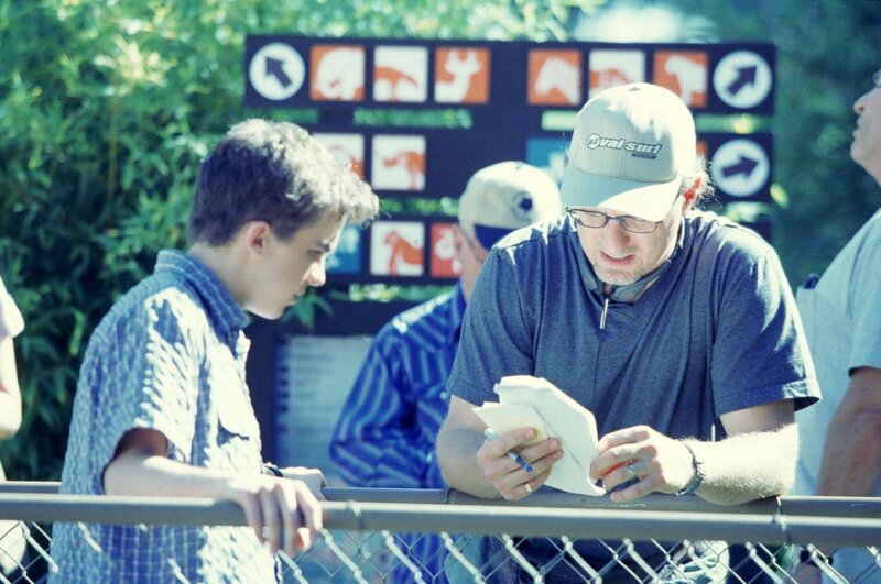 L-R: Frankie Muniz, Director Todd Holland – Bild: ViacomCBS