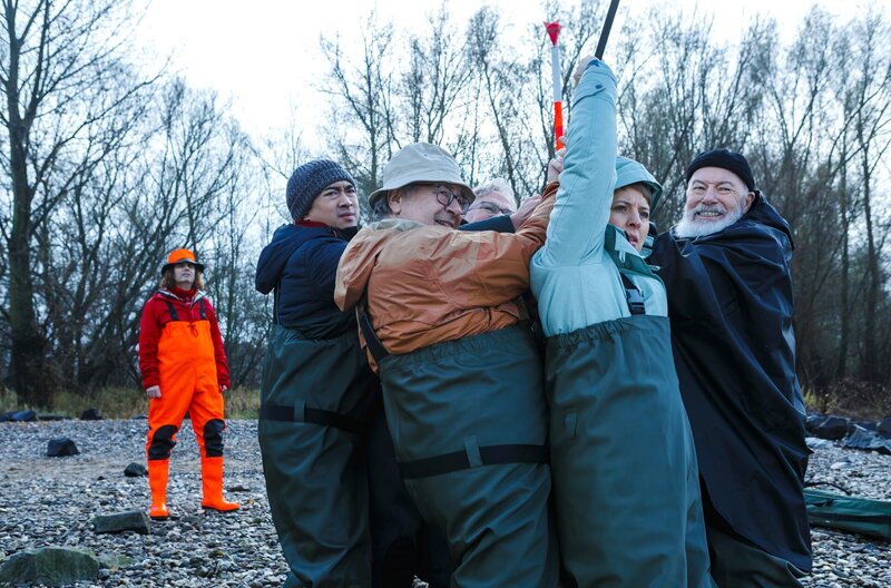 Vicky Adam (Katja Danowski, 2.v.r.), Reinhard Bielefelder (Bill Mockridge, r.), Klaus Schmitz (Hartmut Volle, 3.v.l.) und Hui Ko (Aaron Le, 2.v.l.) sind im Rahmen einer Teambildungsmaßnahme beim Angeln. Gemeinsam versuchen sie etwas Schweres aus dem Wasser zu ziehen (mit Komparse, l.). – Bild: ARD/​Kai Schulz