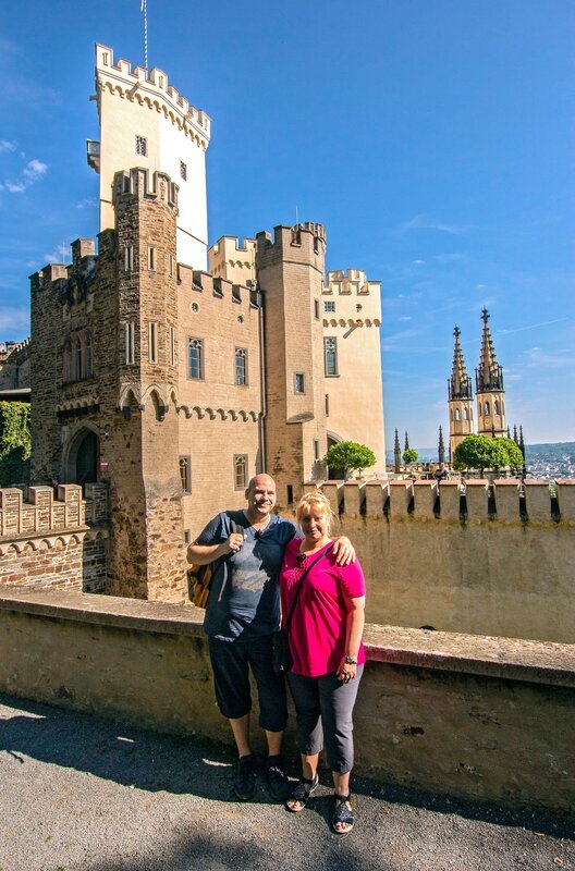 Lars und Nicole Bünning besichtigen das Schloss Stolzenfels. – Bild: BR/​Bewegte Zeiten GmbH/​Andre Goerschel