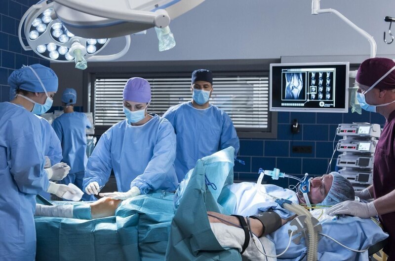 Nach der plötzlichen OP Plan Änderung führt nun Theresa die OP als Chirurgin durch. V.l.n.r. Komparsen, Dr. Theresa Koshka (Katharina Nesytowa), Dr. Matteo Moreau (Mike Adler), Jürgen Pfannenstiehl (Maik Solbach), Komparse. – Bild: ARD Degeto