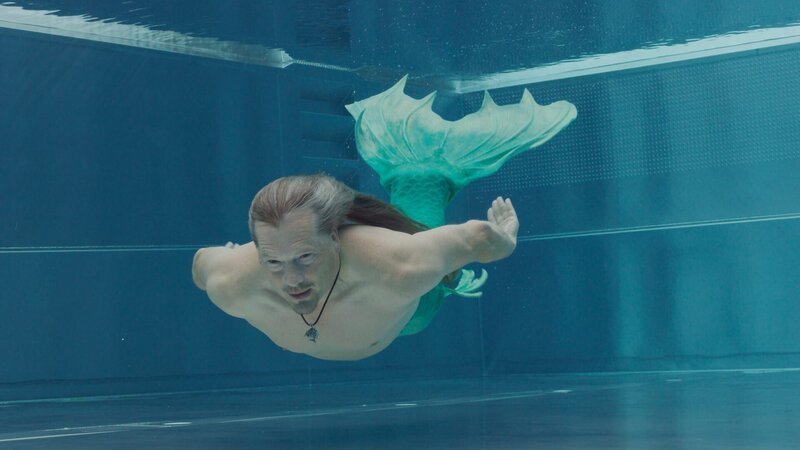 Ungewöhnliches Hobby: Manuel Zaufel (Alexander Sengpiel), ein gelernter Industrietaucher, ist professioneller Meermann. Das so genannte „Mermaiding“ wird ihm jedoch zum Verhängnis. Bei einer Trainingseinheit ertrinkt Zaufel. Schnell ist klar, dass das kein Unfall war, sondern seine Monoflosse manipuliert wurde. – Bild: Jonathan Heidrich /​ ZDF