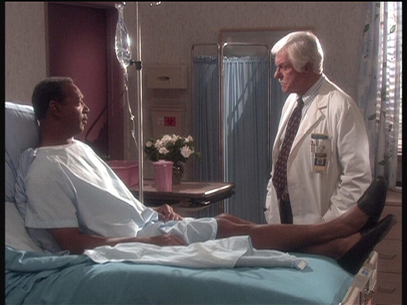 Ein Patient glaubt, sterben zu müssen, bekennt er, einen Mann getötet zu haben, Dr. Sloan (Dick Van Dyke) recherchiert auf eigene Faust. – Bild: Viacom