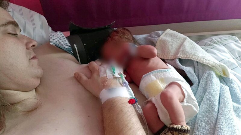 Nach einer turbulenten Nacht ist das Baby von Jessica und Olaf endlich da – und zum Glück wohlauf. – Bild: RTLZWEI