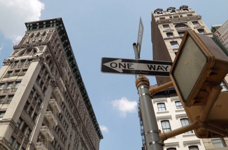 Verfolgungsjagden durch den Big Apple: Manhattan ist nicht nur bekannt für seine Skyline, sondern auch für die Polizeisirenen, die einen direkt in zahllose TV-Serien hineinversetzen. – Bild: Elephant Doc