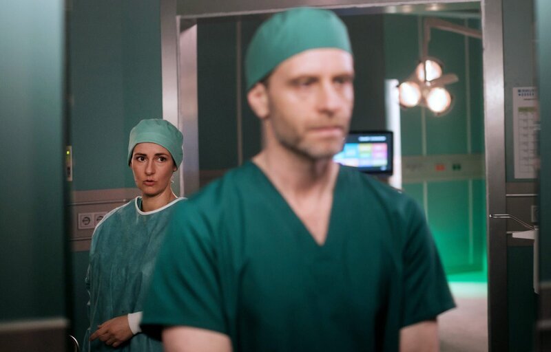 Chefarzt Dr. Kai Hoffmann (Julian Weigend) hat es gerade nicht leicht. Seitdem Dr. Martin Stein Klinikleiter ist, haben die beiden mehr miteinander zu tun, als ihnen lieb ist. Kais Freundin Dr. Maria Weber (Annett Renneberg) wirbt um Geduld und Verständnis für Martin. – Bild: MDR/​Saxonia Media/​Robert Strehler
