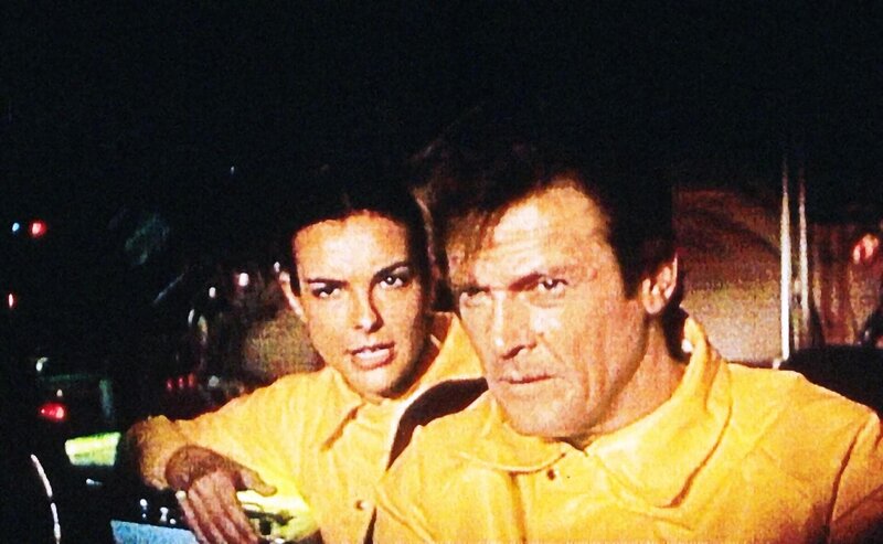 James Bond und die junge Melina Havelock fahren in einem Tauchboot einem gefaehrlichen Abenteuer entgegen. – Bild: VOX