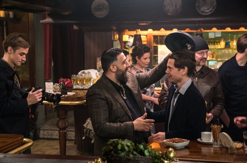 v.l.n.r.: Ali (Kida Khodr Ramadan) und Hergen (Marek Harloff) – Bild: WDR/​Wolfgang Ennenbach