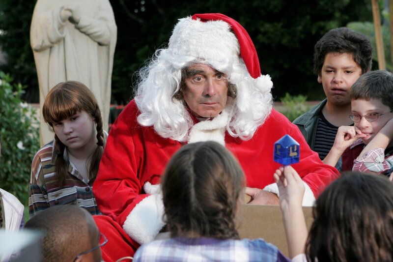 Monk – Mr. Monk trifft seinen Vater – Kurz vor Weihnachten erhält Monk einen Anruf, dass sein Vater Jack, ein Trucker, wegen eines Verkehrsdeliktes eingesperrt wurde. – Bild: Turner /​ UNIVERSAL STUDIOS