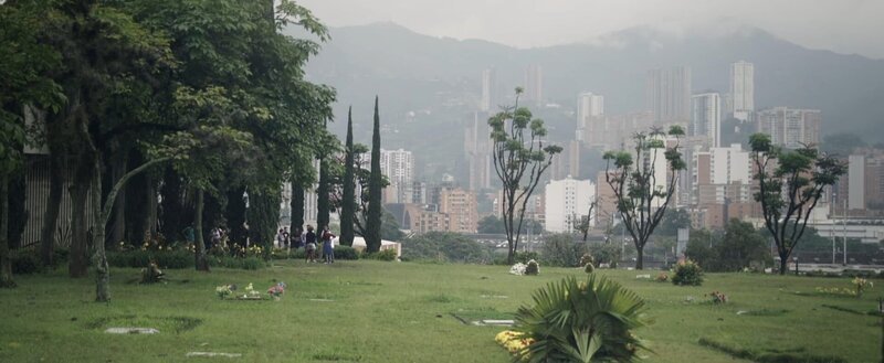 Das Grab von Pablo Escobar auf dem Friedhof Montesacro nahe Medellín ist Ziel unzähliger Touristen. – Bild: ZDFinfo