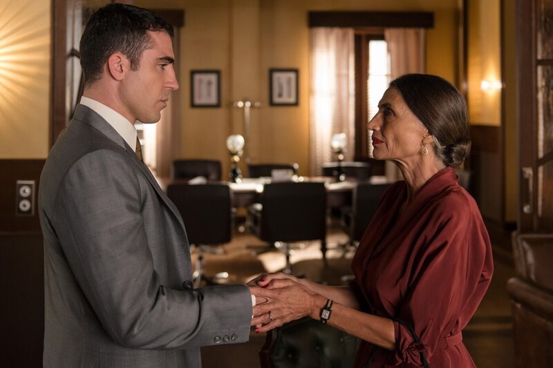 Alberto Márquez (Miguel Ángel Silvestre, l.); Isabel Navarro (Ángela Molina, r.) – Bild: Manuel Fernández-Valdés/​BetaFilm