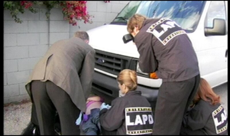 Warum mußte die Ehefrau und Mutter sterben..? Die ermittelnden Beamten stehen vor einem Rätsel? – Bild: RTL II