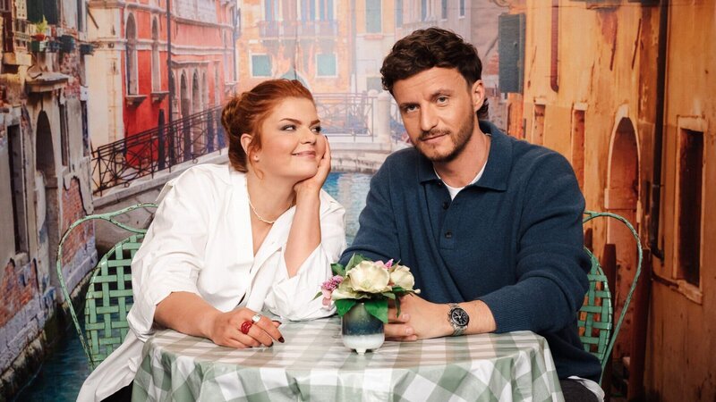 Eingespieltes Team: Sophie Passmann und Tommi Schmitt freuen sich auf eine neue Folge „Neo Ragazzi“. – Bild: ZDF und ben knabe