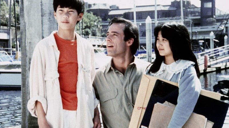 Chin (John Louie, li.) und Mai (Julia Kono), Nicks (Joe Penny) kambodschanische Patenkinder, sind als blinde Passagiere in die USA gekommen. – Bild: (c) RTL Crime