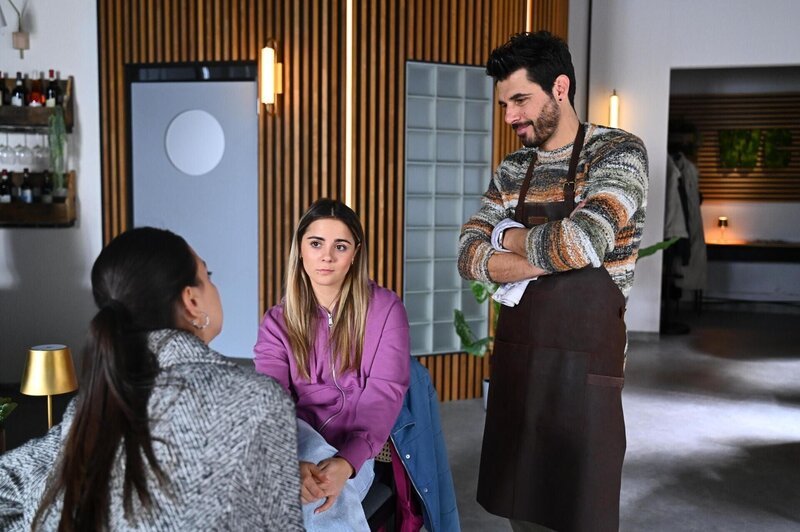 Charlotte „Charlie“ (Shaolyn Fernandez, l.) verspricht Valea (Antonia Kolano), dass ihr Geheimnis bei ihr sicher ist. Rechts Matteo (Riccardo Angelini) – Bild: RTL