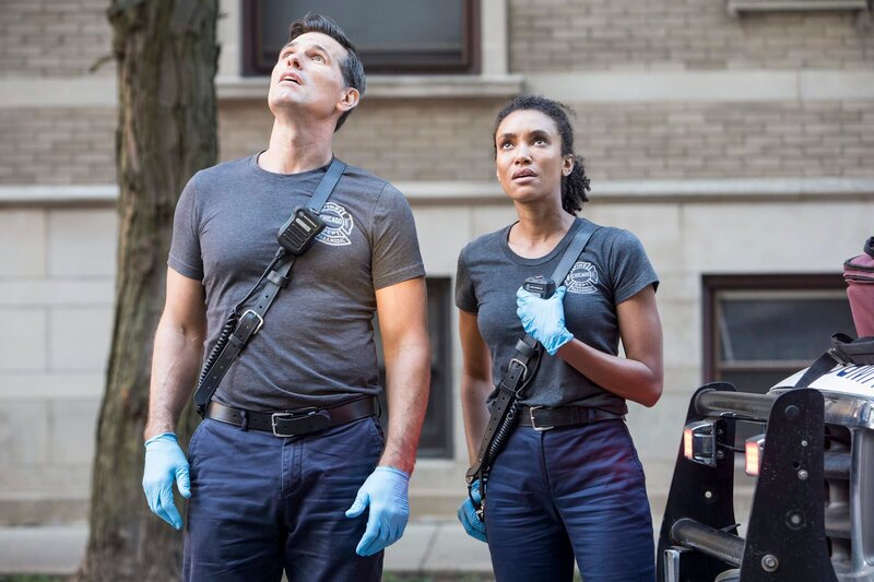 Pictured: (l-r) Collins (Austin Peck), Emily Foster (Annie Ilonzeh) – Bild: NBCUniversal Media, LLC/​NBC