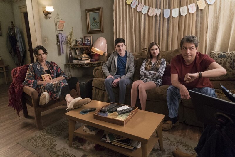 (v.l.n.r.) Maya DiMeo (Minnie Driver); Ray DiMeo (Mason Cook); Dylan DiMeo (Kyla Kenedy); Jimmy DiMeo (John Ross Bowie) – Bild: 2017–2018 American Broadcasting Companies. All rights reserved. Lizenzbild frei