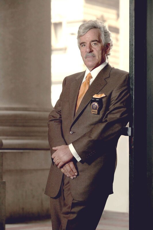 Während die Detectives Fontana (Dennis Farina) und Green nach einem Brandstifter suchen, der für den Tod eines Feuerwehrmanns verantwortlich ist, entdecken sie die Mordwaffe zu einem neun Jahre zurückliegenden Fall und können nun den Mörder festnehmen … – Bild: RTL