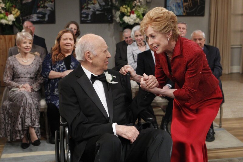 Happy End: Alan und Walden haben es mit ihren unorthodoxen Methoden geschafft, Marty (Carl Reiner, l.) und Evelyn (Holland Taylor, r.) doch noch zur Heirat zu bewegen … – Bild: Warner Brothers Entertainment Inc. Lizenzbild frei