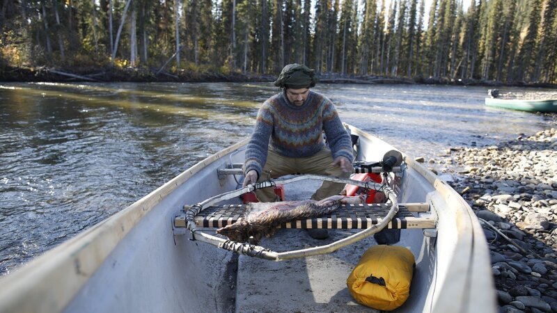 Michael Manzo häutet einen Biber. – Bild: National Geographic /​ Matt Hardy