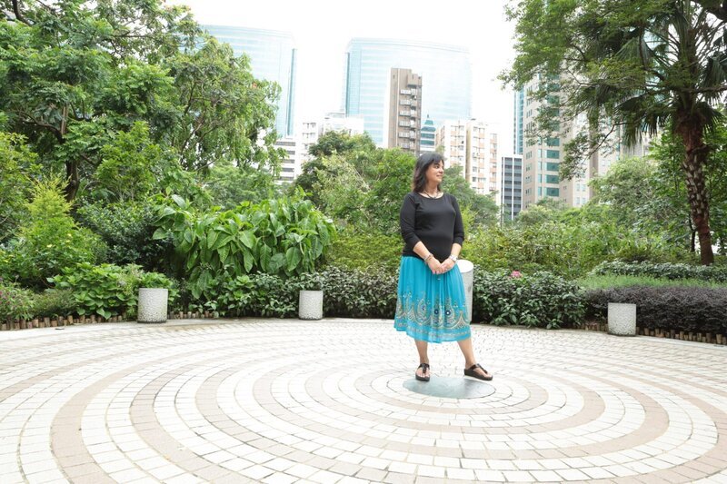 Discovery Bay, Hong Kong – Anita Moorjani stands outside of her home in Discovery Bay and recalls her near-death experience (NDE). – Bild: FOX /​ National Geographic Channels