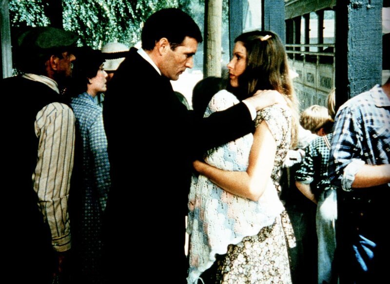 Curt (Tom Bower, l.) muss Abschied von Mary Ellen (Judy Norton-Taylor, r.) und seinem Baby nehmen … – Bild: WARNER BROS. INTERNATIONAL TELEVISION