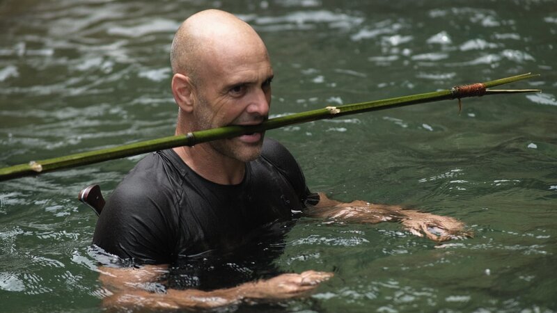 Ed Stafford gathers materials for his bushcraft as he wades through the water in Valley of the Gods, Taiwan – Bild: Discovery, Inc.