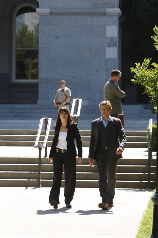 Kristin Marley, die im Büro der Senatorin Melinda Batson gearbeitet hat, wird tot aufgefunden. Patrick Jane (Simon Baker, r.) und Teresa Lisbon (Robin Tunney, l.) versuchen den Mord aufzuklären … – Bild: Warner Bros. Television Lizenzbild frei