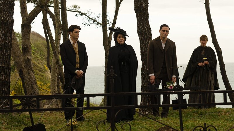 (v.l.n.r.) Julio (Yon González); Ángela (Concha Velasco); Andrés (Llorenç González); Belén (Marta Larralde) – Bild: AXN White