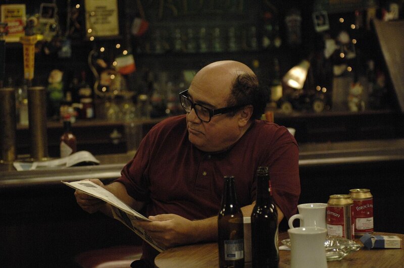 Für Charlie ist eindeutig Frank (Danny DeVito) der Hauptverdächtige … – Bild: Bluebush Productions, LLC.