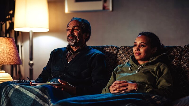 Herman Donckers (Ben Onwukwe) und Lisa Donckers (Emma Naomi) – Bild: AXN White