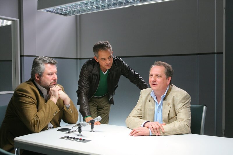 Gemeinderat Blattner (Thomas Kügel, r.) fühlte sich vom Opfer betrogen. Ein Motiv für die Kommissare Stadler (Dieter Fischer, l.) und Bergmann (Florian Fitz, M.). – Bild: ZDF