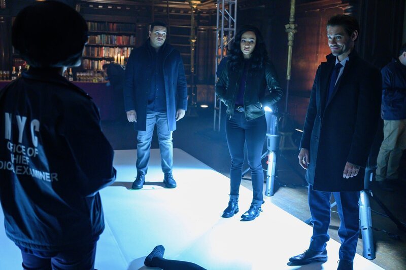 (v.l.n.r.) JT Tarmel (Frank Harts); Dani Powell (Aurora Perrineau); Malcolm Bright (Tom Payne) – Bild: Warner Bros. Entertainment Inc.